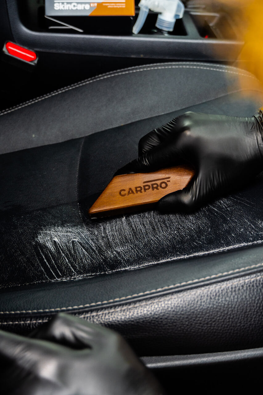 Leather Brush – Cepillo Premium para Limpieza de Cuero/Alcántara